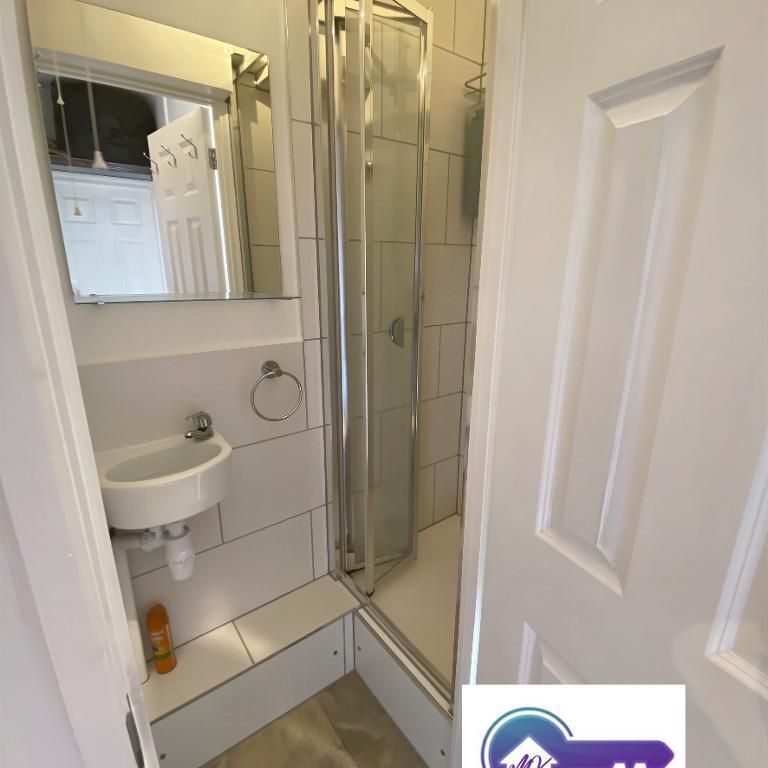 1 bedroom in a flat share to rent - Photo 1