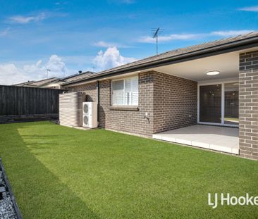 Beautiful Family Home in Colebee - Walk to Shops! - Photo 3