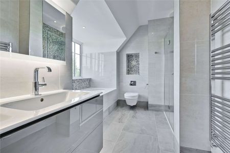 A luxurious three-bedroom lateral apartment, set on one of Esher’s most prestigious roads within an exclusive gated development, finished to a high specification and featuring a private balc - Photo 3