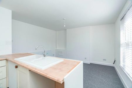 3 bedroom flat to rent - Photo 3