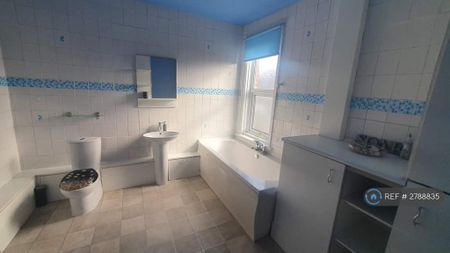 3 bedroom flat to rent - Photo 2