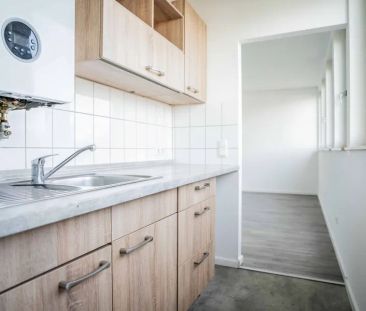Nettes Dachgeschoss-Appartement mit Einbauküche und Aufzug in ruhig... - Foto 1