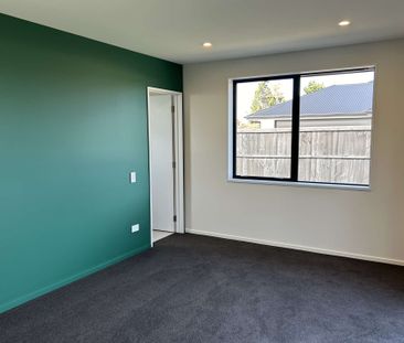 Modern Three Bedroom Home - Photo 4