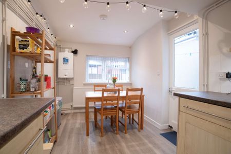 Ideal location for all universities! - Photo 3