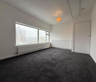 3 bedroom flat to rent - Photo 2