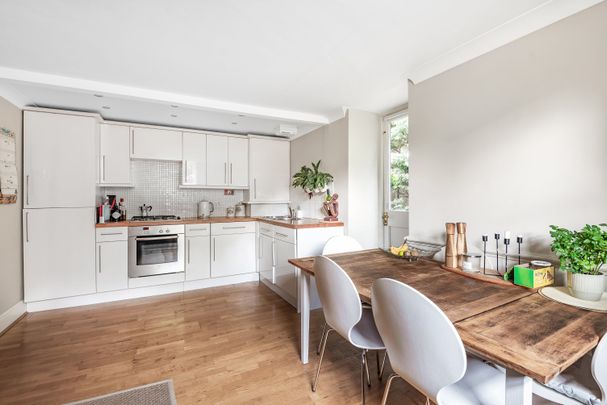 Flat to rent - Connaught Mews, London, SE18 - Photo 1