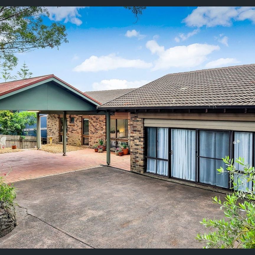 Spacious Beachside Family Home – Just a Short Walk to the Beach! - Photo 1