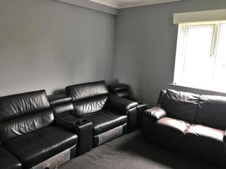 4 bedroom flat to rent - Photo 2