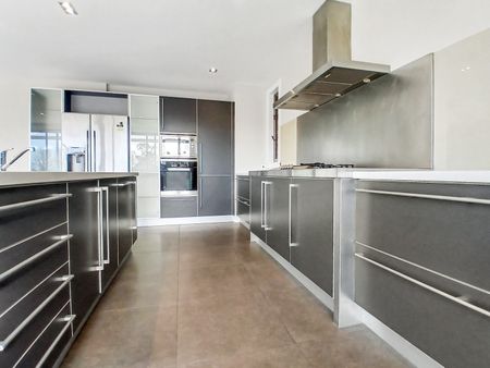 Epsom , Architecturally designed stunning five bedroom four Bathroom Home! - Photo 4