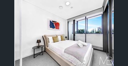 FURNISHED WATERFRONT APARTMENT WITH DUAL ASPECTS & SUPERB CONVENIENCE - Photo 4