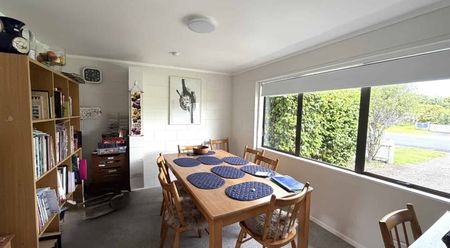 Modern Two Bedroom - Photo 2