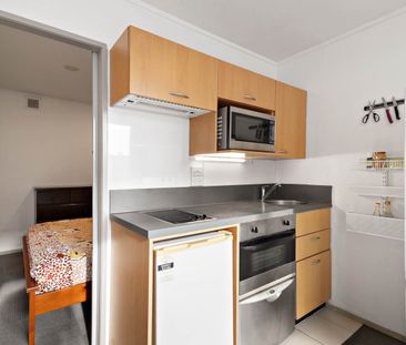 Sunny 2-Bedroom City Apartment - Photo 1