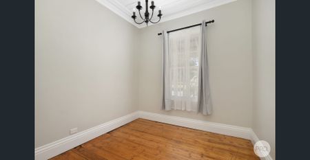 RENOVATED COTTAGE CLOSE TO CBD - Photo 4