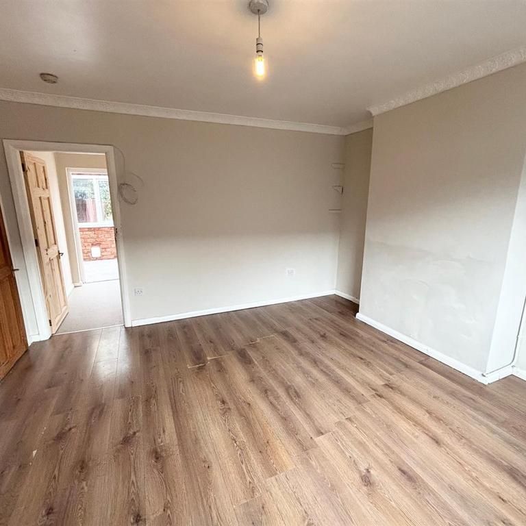 4 bedroom end of terrace house to rent - Photo 1