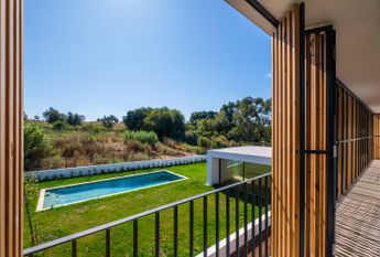 Moradia T6 de arquitetura moderna inserida no Golfe de Oeiras
