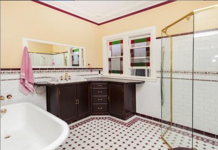 Large 3 bedroom home with double garage - Photo 5