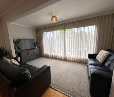 COSY FAMILY HOME PACKED WITH FEATURES! - Photo 3