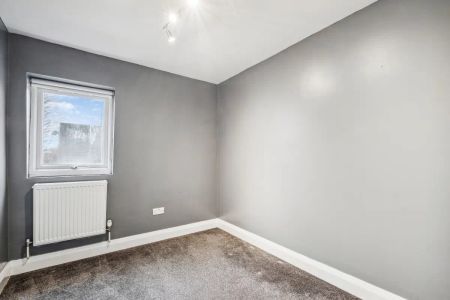 3 bedroom flat in London - Photo 5