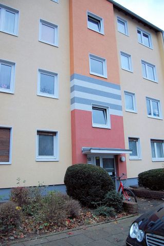 Gepflegte 2-Zimmerwohnung mit Loggia und Einbauküche - Foto 4