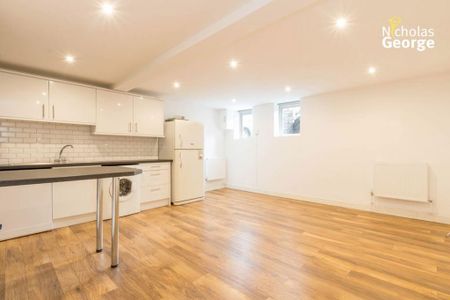 3 bedroom flat to rent - Photo 2