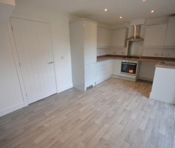 3 bedroom Semi-detached house To Let - Photo 4