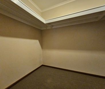 LARGE FAMILY HOME! - Photo 4