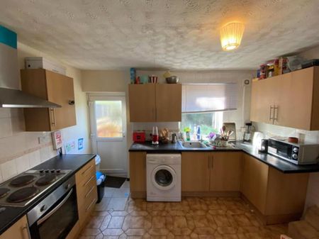 4 bedroom semi-detached house to rent - Photo 3