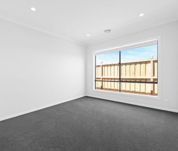 6 Spadefoot Place, Strathtulloh, Vic 3338 - Photo 3