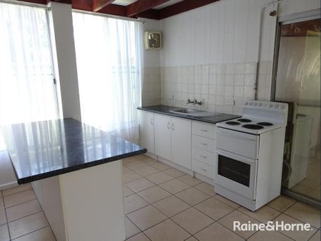 Private Two Bedroom Garden Flat - Photo 4