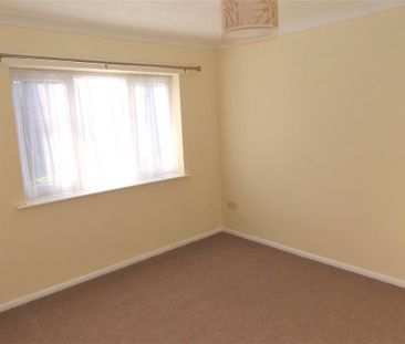 1 bedroom ground floor flat to rent - Photo 2