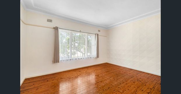 Walk to the Lake – Recently Renovated house - perfect for families! - Photo 1