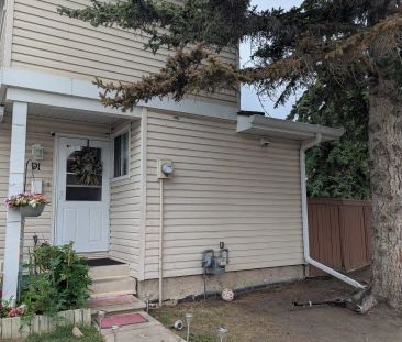 Charming 2-bedroom, 1-bathroom townhouse is available to rent in Ca... - Photo 1