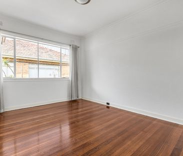 CLASSIC SPACIOUS ART DECO APARTMENT - Photo 2
