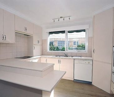 6 Knights Drive, Glen Waverley - Photo 2
