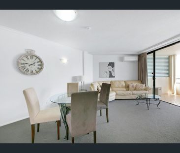 Furnished, pool, gym and an unbeatable location! - Photo 2