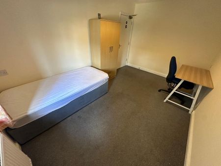 1 bedroom in a house share to rent - Photo 2