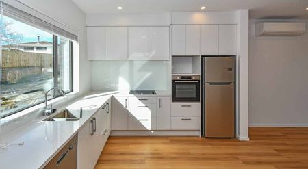 Modern 2 Level 3 Bedroom - Photo 4