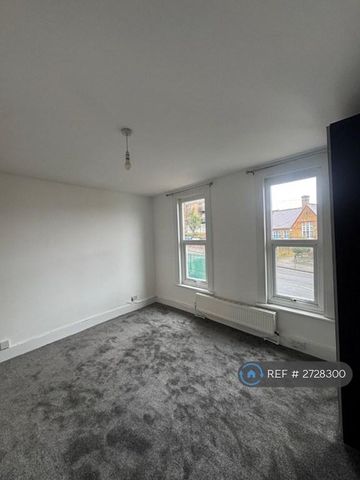 3 bedroom end of terrace house to rent - Photo 4