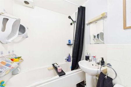 Missenden Gardens, Burnham, Slough, Buckinghamshire, SL1 - Photo 4