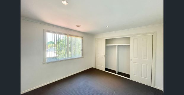 Charming Townhouse in Prime St Albans Location! - Photo 1