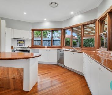 PEACEFUL HOME WITH EXPANSIVE BACKYARD, MINUTES FROM SHOPS - Photo 3