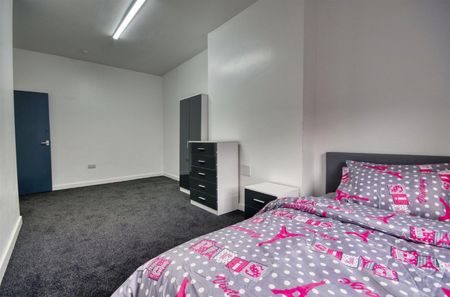 Large First Floor Flat, Darwen Street, Blackburn - Photo 5