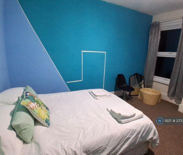 1 bedroom in a flat share to rent - Photo 2