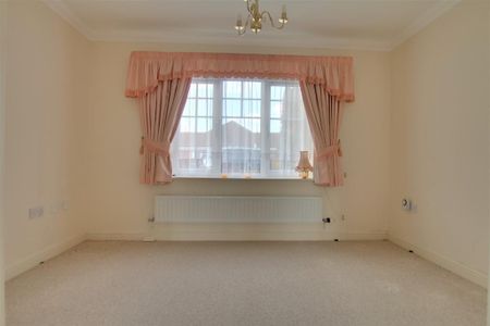 4 bedroom detached house to rent - Photo 3
