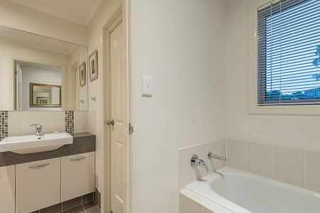 `Modern Elevated Living in the Heart of Cooroy - Photo 5