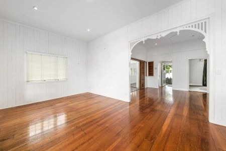 ELEVATED LIVING WITH STUNNING VIEWS IN PRESTIGIOUS HIGHGATE HILL - Photo 2