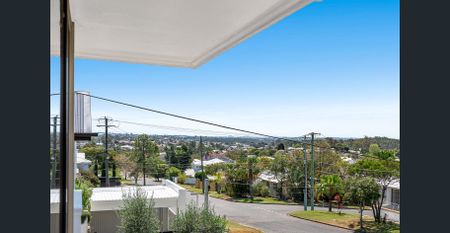 Spacious Family Home with Pool and Leafy Outlook - Photo 5