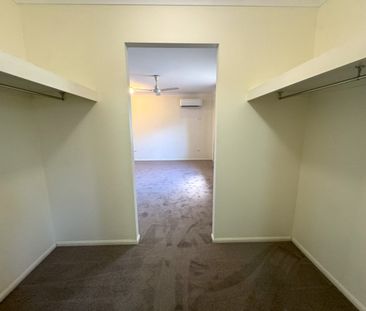 SPACIOUS 3 BEDROOM FAMILY HOME IN PRIME DOUGLAS LOCATION! - Photo 5