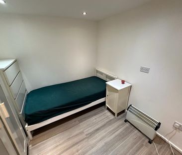 Studio Flat, Bennett Road, E13 - Photo 3