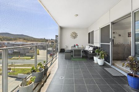 Spacious Apartment with Sweeping Views - Photo 2